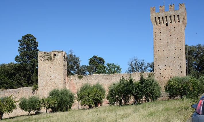 P. San Giorgio - Scorcio delle mura e della torre medievale
